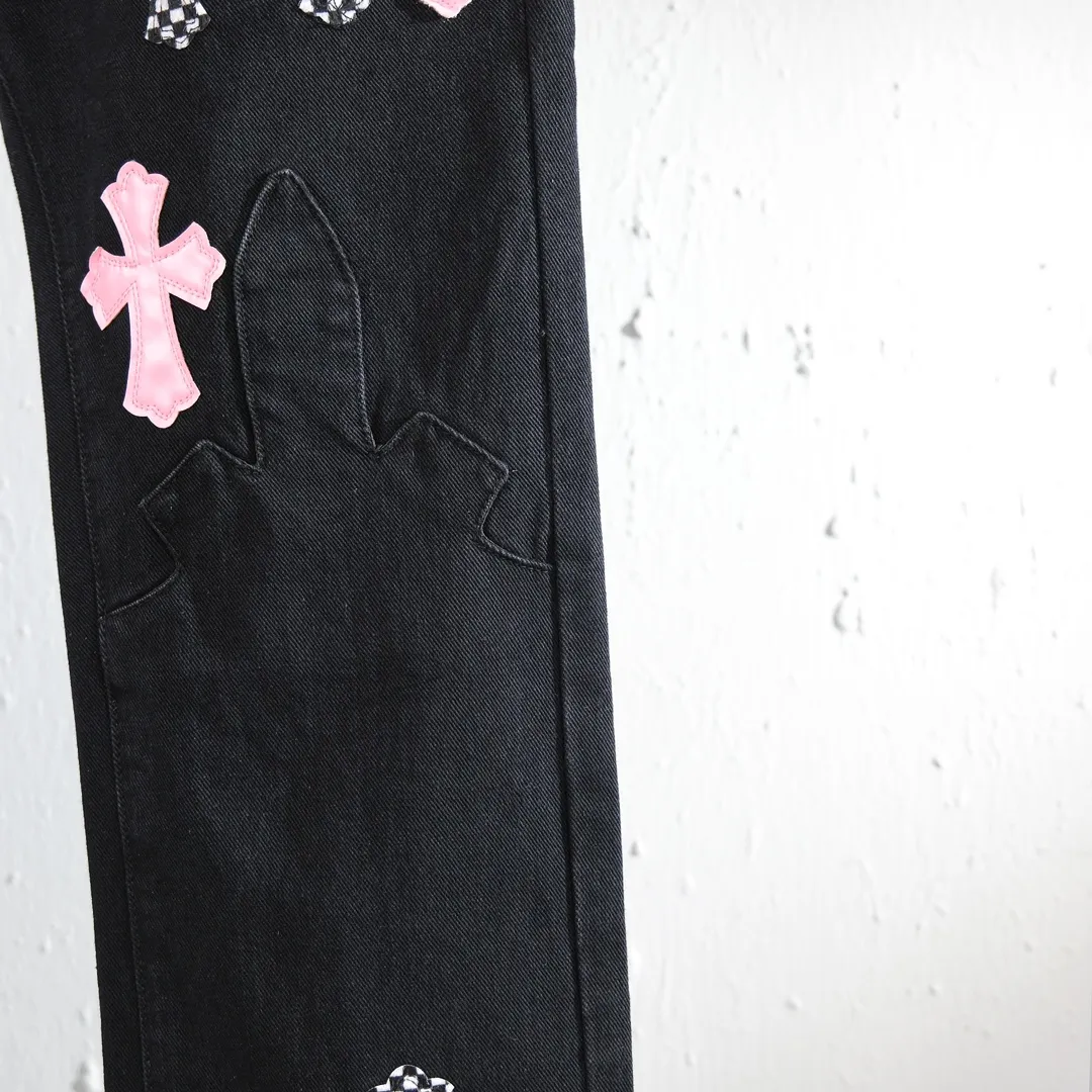 P280 (top version) Chrome hearts new city-limited flame plaid black and pink jeans Chrome hearts city-limited jeans Hardware customization Original development vintage levis American-made 501 black and gray base remake Levi's American-made 501 base imported sheepskin 925 silver remake [Top heavy industry fashion design] Consistently high-street luxury style. Speaking of this style, the Zangyin family and GU family are definitely the leading representative brands. Especially the Zangyin family has really achieved a state-of-the-art effect in creating high-street style. The unique washed material is used to create this style. The color system is already quite eye-catching. After it is decorated with patchwork cross flowers, it cleverly highlights the charm of the brand. Secondly, this style uses classic The high-waist cutting design highlights the long legs and fashionable temperament of the upper body. The brand is highly recognizable and the slim fit configuration is more suitable for daily wear. It is a product that interprets personality, fashion, and specifications at a glance. This single product is enough to make any fan excited. It can be a white T-shirt for a youthful college style, or a tight suspender for a royal style. It has strong matching ability and can be easily controlled by men.  [Materials and craftsmanship] Needless to say, this point goes without saying. As an excellent craftsman brand, Zangyin’s requirements for details and craftsmanship are really perfect. The washed color of this model has gone through so many processes, not to mention the embellishment of denim appliques. It is also purely hand-made and sewn. Just like what they believe in, only hand-made things have soul and have the meaning of wear. A top-notch heavy-duty fashionable denim item, I look forward to your perfect interpretation! !  Color: Black Size: S M L XL